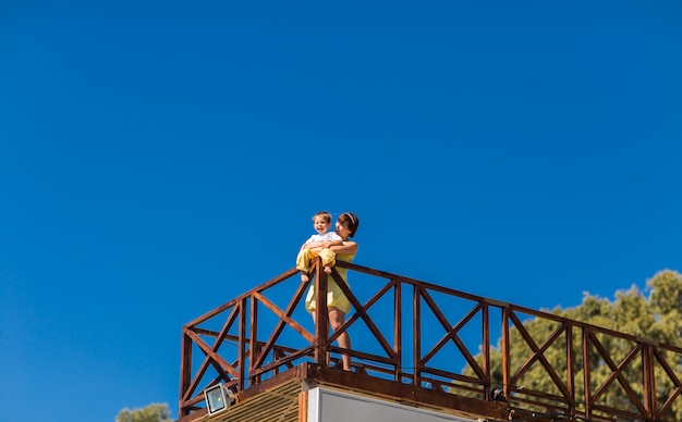 Madre e hijo se divierten al aire libre