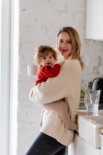 Madre e hijo se divierten en la cocina