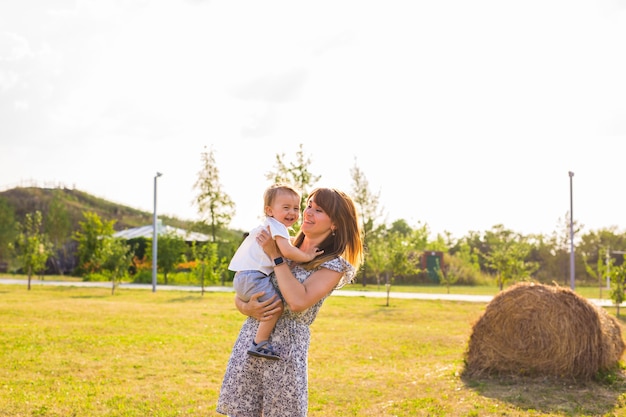 Madre e hijo se divierten en la naturaleza de verano.