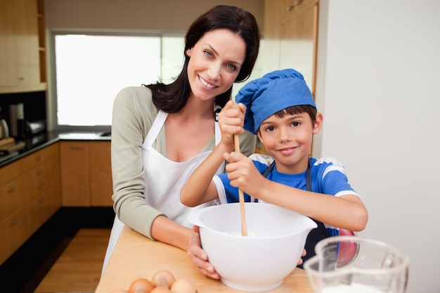 Madre e hijo se divierten preparando la masa