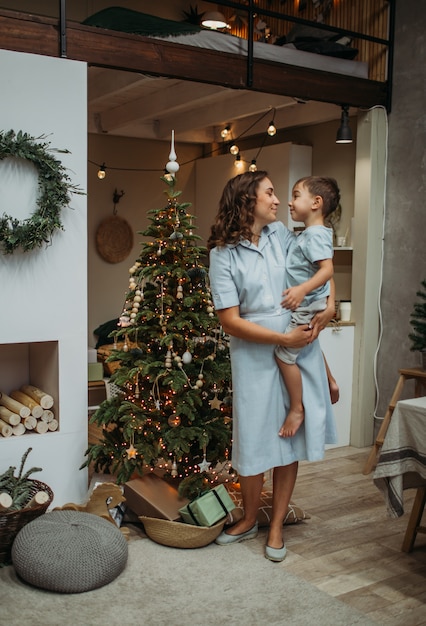 Madre e hijo se divierten y se relajan en casa. Concepto de Navidad.