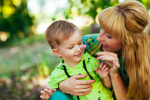 Madre e hijo se divierten