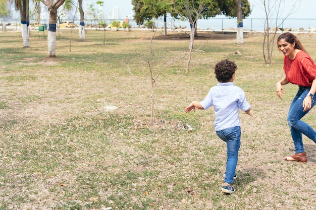 Madre e hijo divirtiéndose en el parque.