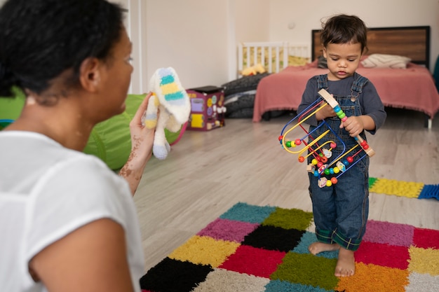 Foto madre e hijo divirtiéndose