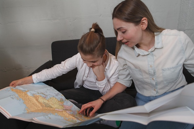 Madre e hijo eligiendo destinos de viaje en un mapa