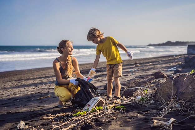 Foto madre e hijo están limpiando la playa educación natural de los niños