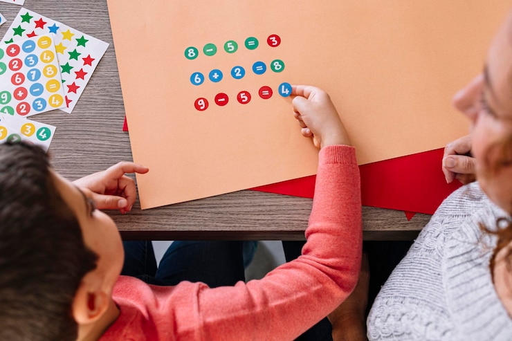 Foto madre e hijo haciendo artesanías en casa con cartón y pegatinas