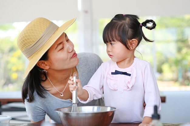 Madre e hijo haciendo panqueques caseros