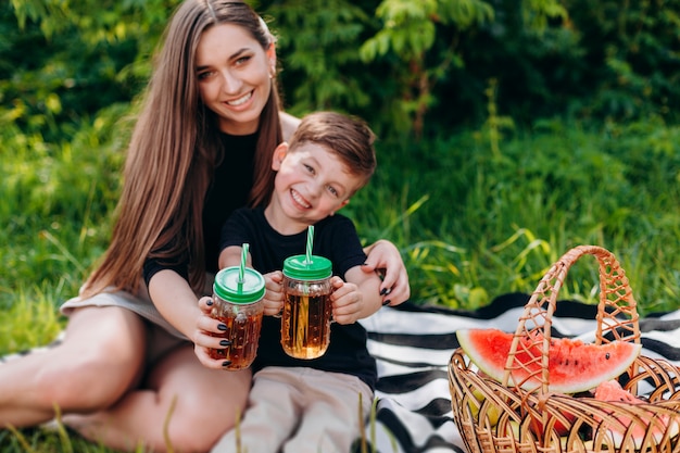 Madre e hijo haciendo un picnic en el parque.