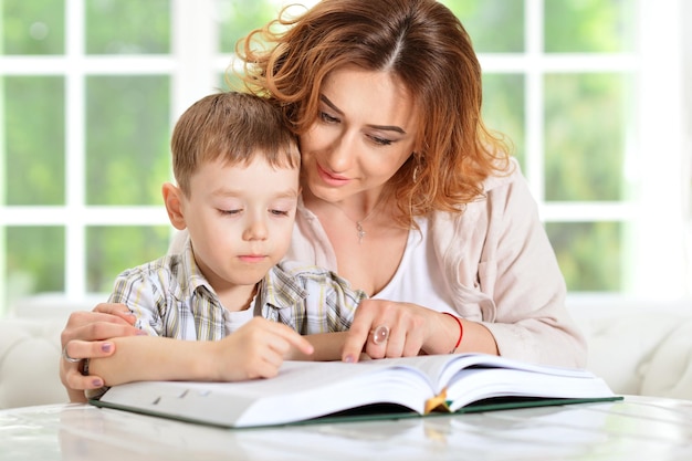 Madre e hijo haciendo la tarea