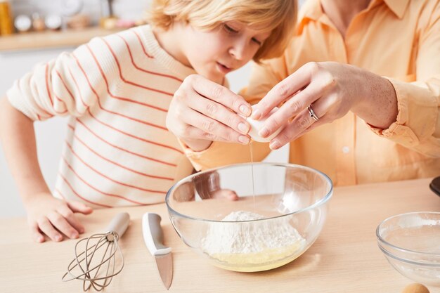 madre e hijo horneando