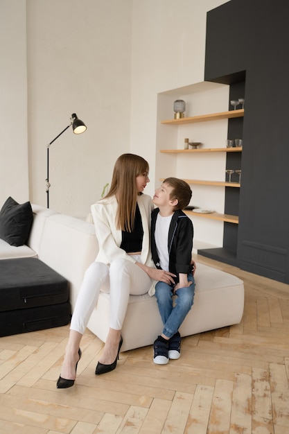 Madre e hijo en el interior de la sala de estar.