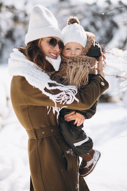 Madre e hijo en invierno