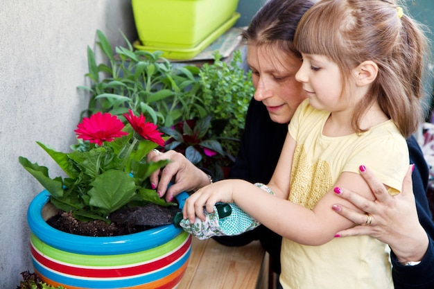 Madre e hijo jardinería flor planta.