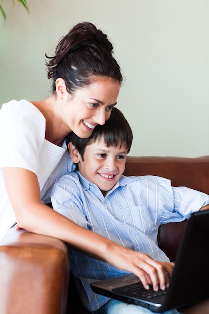 Madre e hijo jugando con una computadora portátil