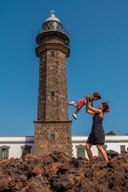 Madre e hijo jugando divirtiéndose en el hermoso faro de Orchilla en el suroeste de El Hierro Islas Canarias