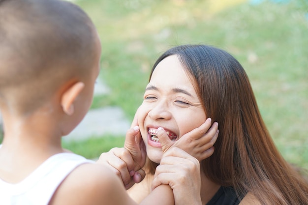 Madre e hijo jugando felices