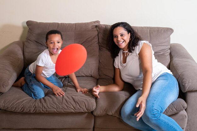 Madre e hijo jugando globo en el día de la madre