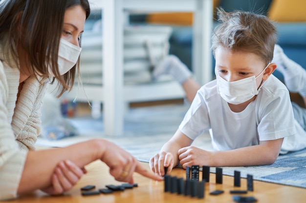 madre e hijo jugando juntos en el aislamiento del hogar durante la pandemia de coronavirus