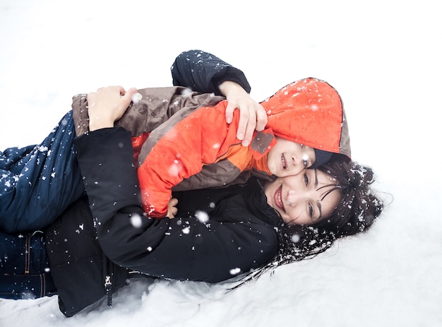 Madre e hijo jugando en la nieve