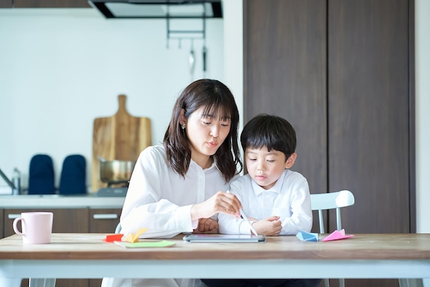 Madre e hijo jugando con una tableta