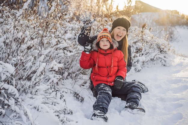 Madre e hijo lanzando bolas de nieve