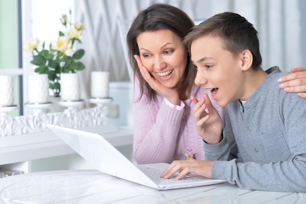 Madre e hijo con laptop