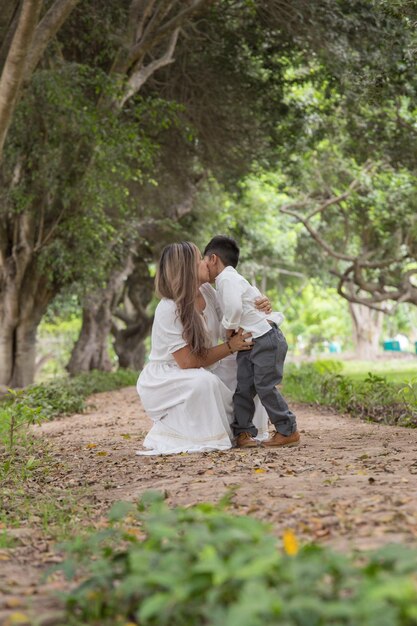 Madre e hijo Miembros de la familia abrazándose en un parque al aire libre