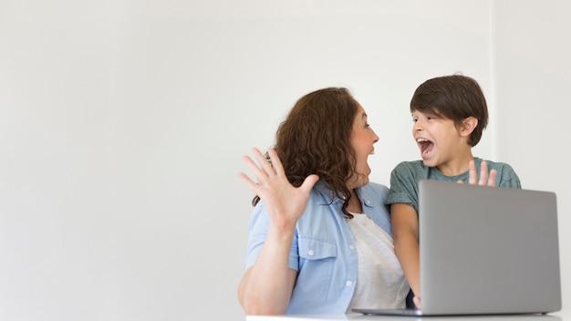 Madre e hijo mirando en la computadora portátil