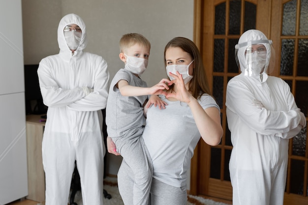 Madre e hijo muestran un signo de corazón con sus manos