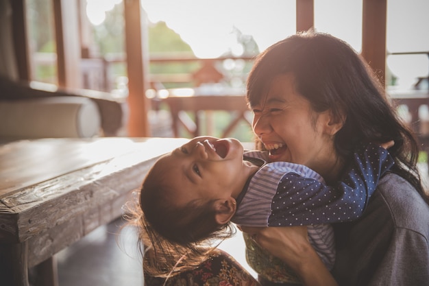 Madre e hijo niña jugando