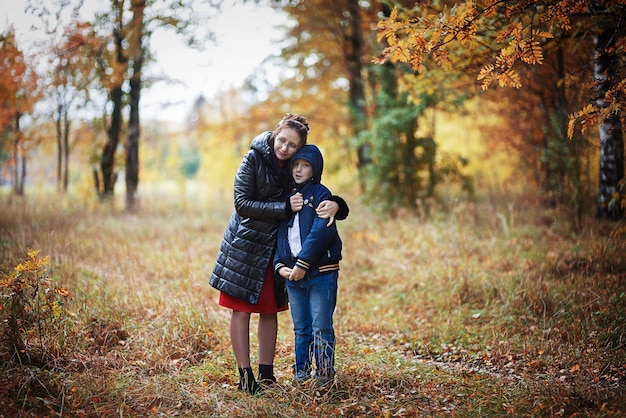 madre e hijo en el parque de otoño