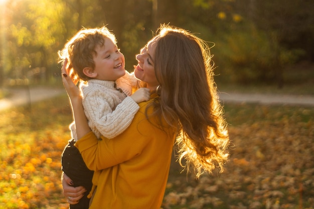 Madre e hijo en el parque de otoño