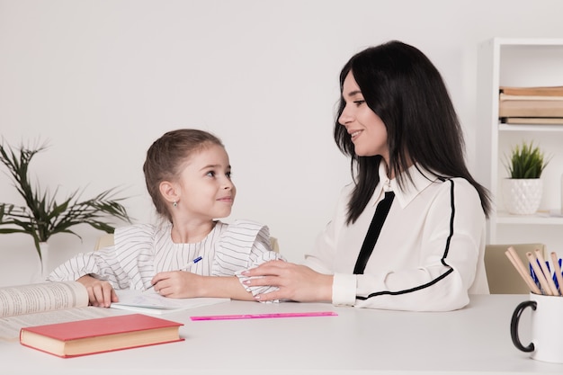 Madre e hijo pasan tiempo juntos sentados y aprendiendo.