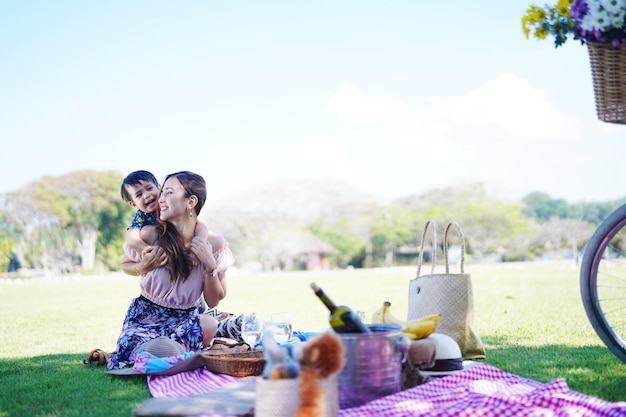 Foto madre e hijo picnic en un parque