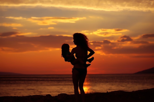 Madre e hijo, en la playa