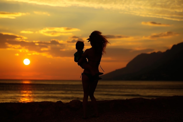 madre e hijo en la playa