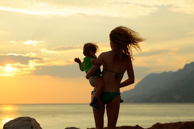 Madre e hijo, en la playa