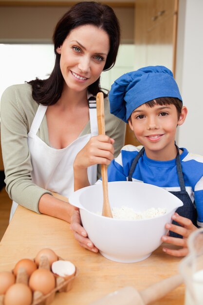 Foto madre e hijo preparando galletas