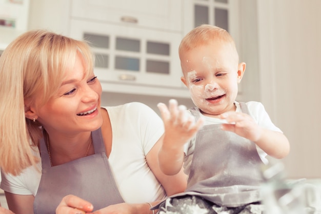 Madre e hijo preparando la masa para hornear galletas