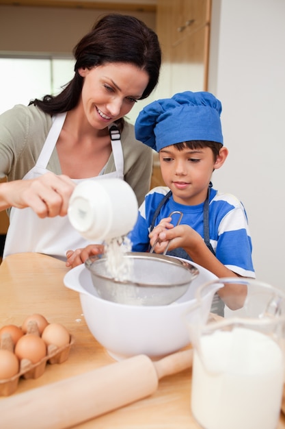 Madre e hijo preparando masa