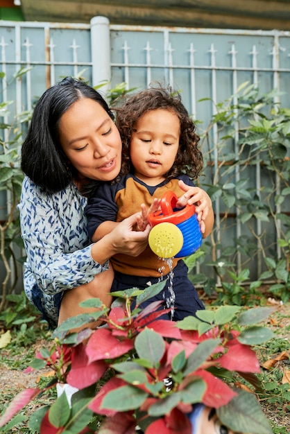 Madre e hijo regar las plantas