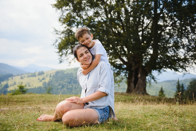 Madre e hijo relajándose en la naturaleza.