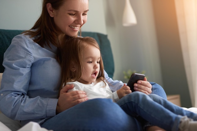 Madre e hijo con smartphone juntos