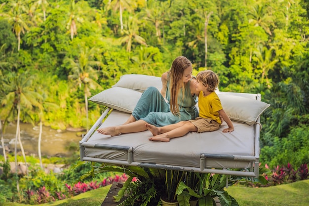 Madre e hijo sobre la selva Cerca de la naturaleza