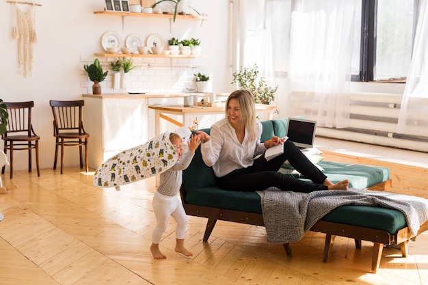 Foto madre e hijo de tiro completo en casa