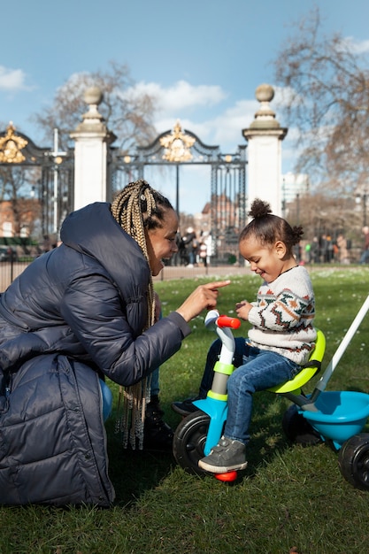 Foto madre e hijo de tiro completo en el parque