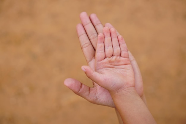 Madre e hijo tomándose de la mano para recibir algo