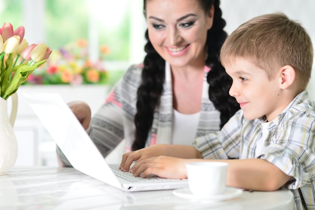 Madre e hijo usando una computadora portátil moderna