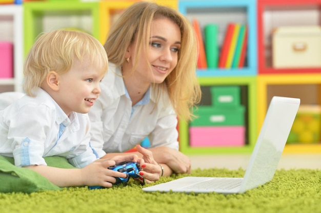 Madre e hijo usando laptop